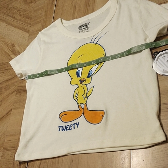 Looney Tunes Juniors L/G Short Sleeve Cropped Tweety Bird Graphic Tee - Picture 6 of 10